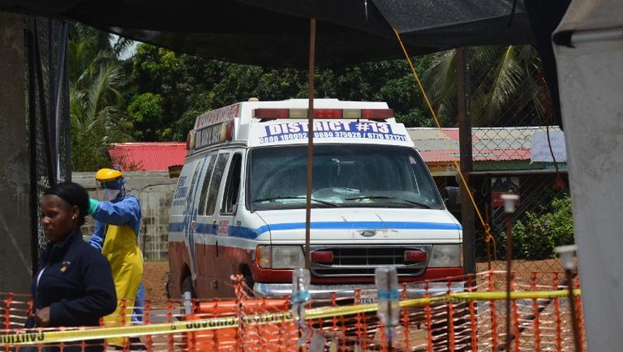 Une ambulance arrive au centre de traitement Ebola de Médecins sans Frontières installé dans l'enceinte du stade Samuel K. Doe, le 15 octobre 2014 à Monrovia, au Liberia