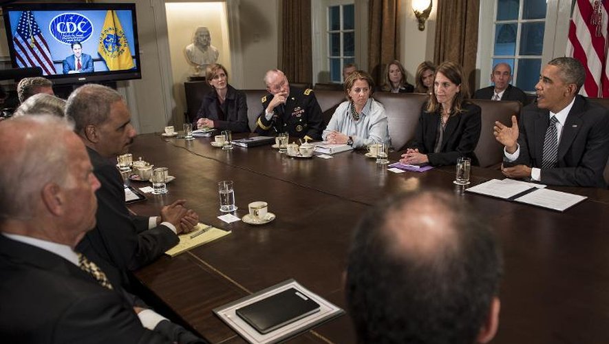 Le président américain Barack Obama en réunion avec des membres de son administration sur l'épidémie Ebola en visioconférence avec le Dr Thomas Frieden, directeur du centre de contrôle et de prévention des maladies, le 15 octobre 2014 à La Maison Blanche, à Washington