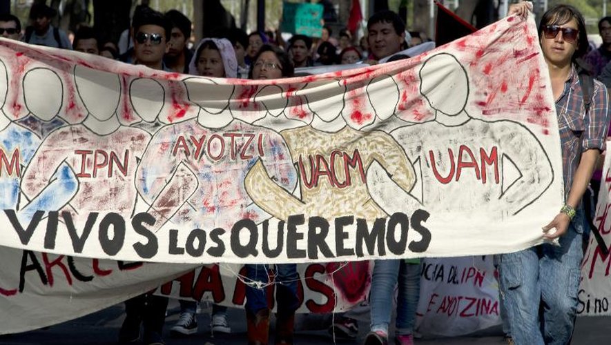 Des étudiants défilent devant le ministère de la Justice à Mexico, le 15 octobre 2014, lors d'une manifestation pour les 43 étudiants disparus à Iguala, dans l'Etat du Guerrero