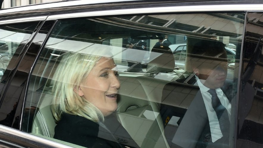 Marine Le Pen quitte le tribunal de Lyon, le 20 octobre 2015