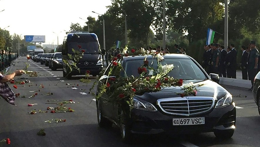 Un cortège funèbre qui transporterait le cerceuil du président Islam Karimov se dirige vers l'aéroport de Tachkent, le 3 septembre 2016