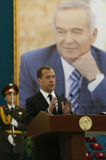 Le Premier ministre russe Dmitri Medvedev intervient lors de l'enterrement du président ouzbek Islam Karimov à Samarcande, en Ouzbékistan, le 3 septembre 2016