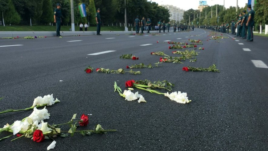 Des fleurs après le passage du cortège funèbre transportant le cerceuil du président ouzbek Islam Karimov à Tachkent, le 3 septembre 2016