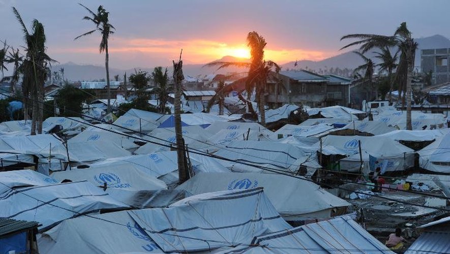 Abris provisoires pour les survivants du typhon Haiyan le 15 février 2014 à Tacloban  aux Philippines