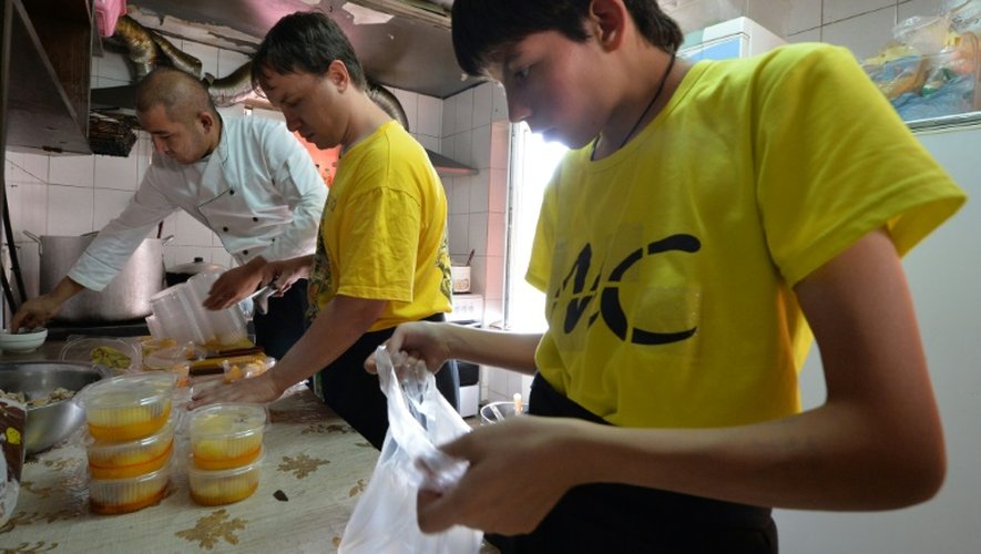 Des employés souffrant de troubles mentaux  travaillent dans la cuisine du Training Café à Almaty, le 3 août 2016