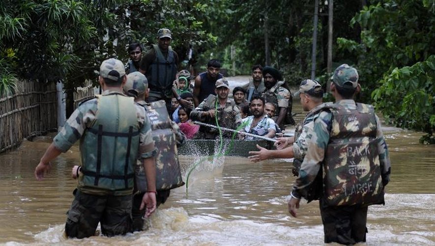 Des villageois secourus par l'armée le 23 septembre 2014 à Chaygoan, un village inondé en Inde