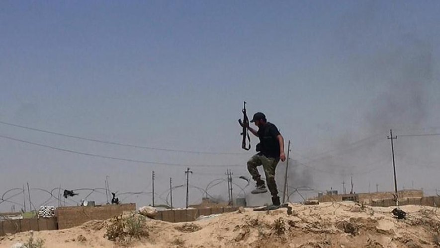 Image issue du compte Twitter de l'EI montrant un combattant jihadiste du groupe EI à la frontière entre la Syrie et l'Irak