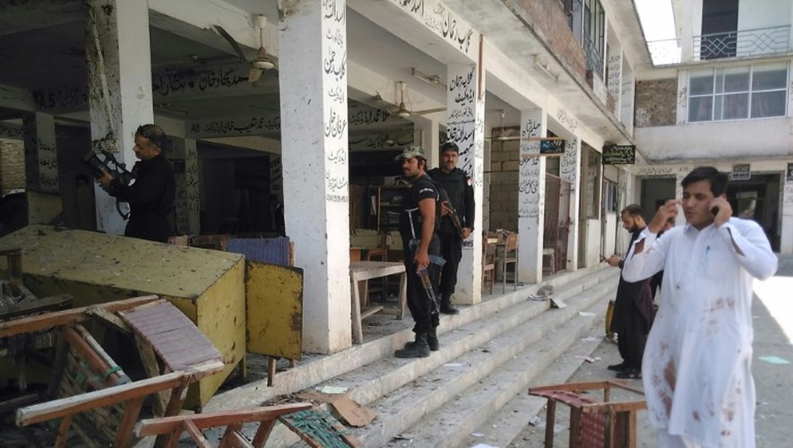 Des policiers pakistanais sur les lieux d'un attentat contre un tribunal à Mardan, le 2 septembre 2016