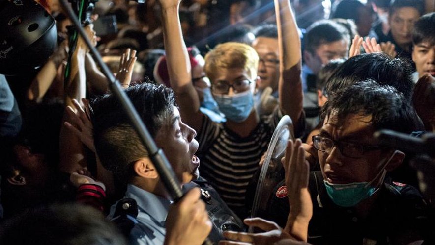 Heurts entre manifestants prodémocratie et police, le 16 octobre 2014 à Hong Kong