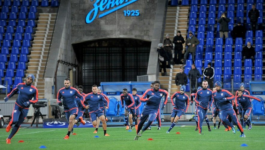 Les joueurs de Lyon lors d'un entraînement le 19 octobre 2015 dans le stade du Zenit, le 19 octobre 2015 à Saint-Pétersbourg