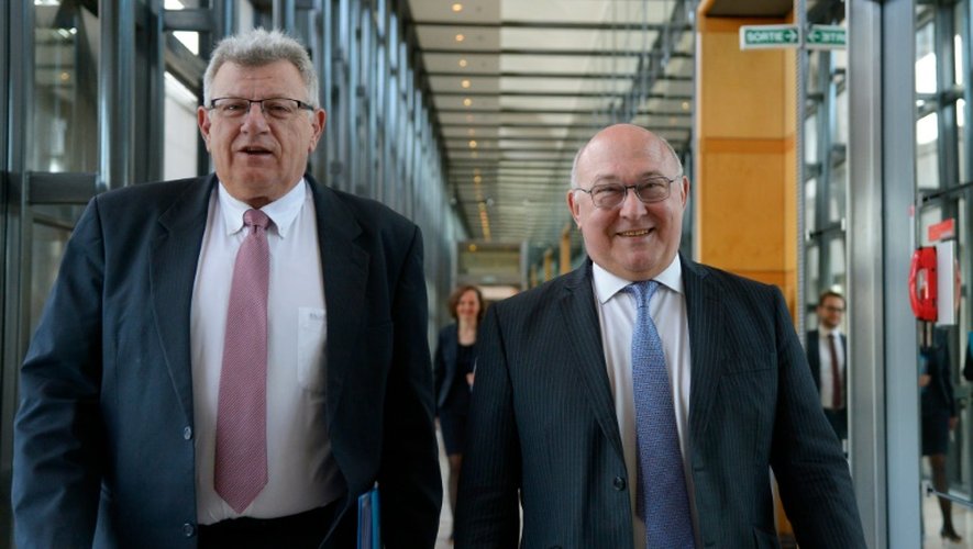 Le secrétaire d'Etat au Budget Christian Eckert (à gauche) et le ministre de l'Economie et des Finances Michel Sapin
