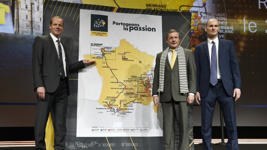 Le directeur du Tour de France Christian Prudhomme (g) lors de la présentation de l'édition 2016, le 20 octobre 2015 à Paris