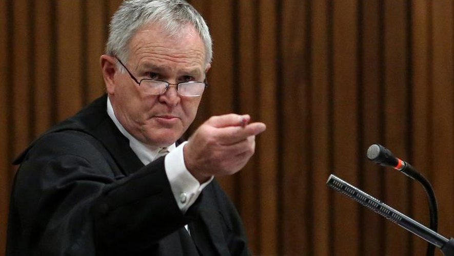 Barry Roux, l'avocat de l'athlète paralympique Oscar Pistorius, le 16 octobre 2014 au tribunal de Pretoria, en Afrique du Sud