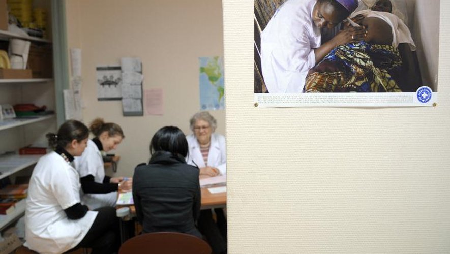 Des gynécologues de Médecins du Monde reçoivent en consultation une jeune femme en situation irrégulière à Lyon