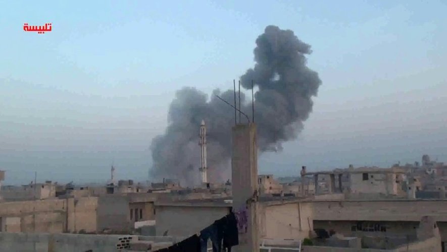 Capture d'écran de la chaîne Youtube Talbisseh le 15 octobre 2015 montrant de la fumée au dessus de Homs en Syrie après des raids aériens