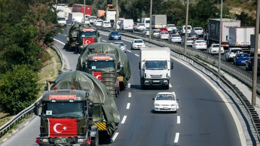 Des chars quittent Istanbul après le putsch manqué du 15 juillet, le 22 août 2016