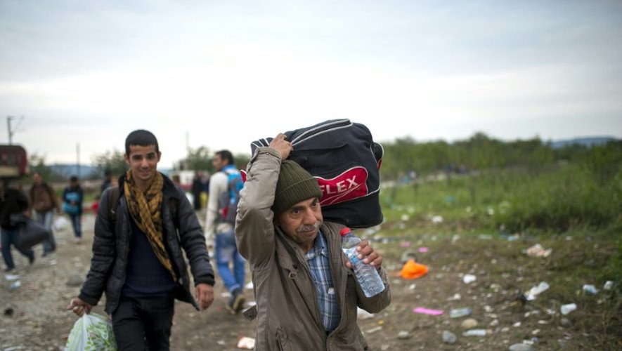 Des réfugiés près de Gevgelija en Macédoine le 17 octobre 2015