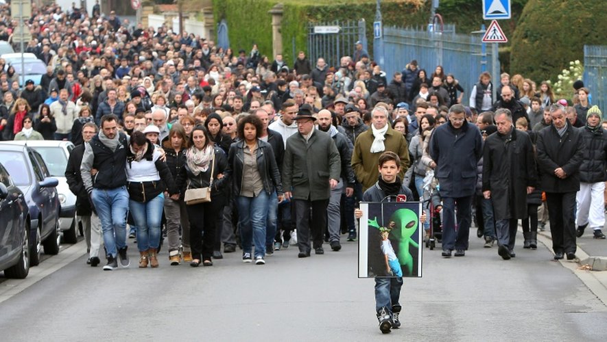 Des habitants de Joeuf, dans l'est de la France, lors d'une marche le 18 octobre 2015, en hommage à Lucas, un enfant de 7 ans poignardé par un homme souffrant de troubles psychiatriques