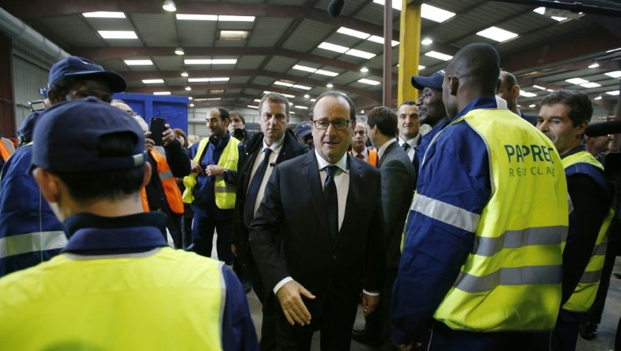François Hollande (c) en visite sur le site de l'usine Paprec à La Courneuve, le 20 octobre 2015