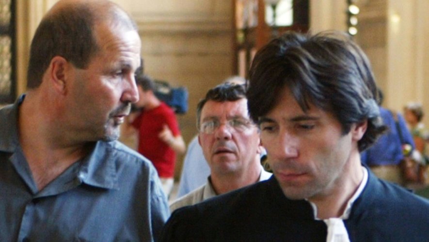 Pierre Paoli (G) Me Eric Barbolodi (D) arrivent le 23 juin 2003 au Palais de Justice de Paris.