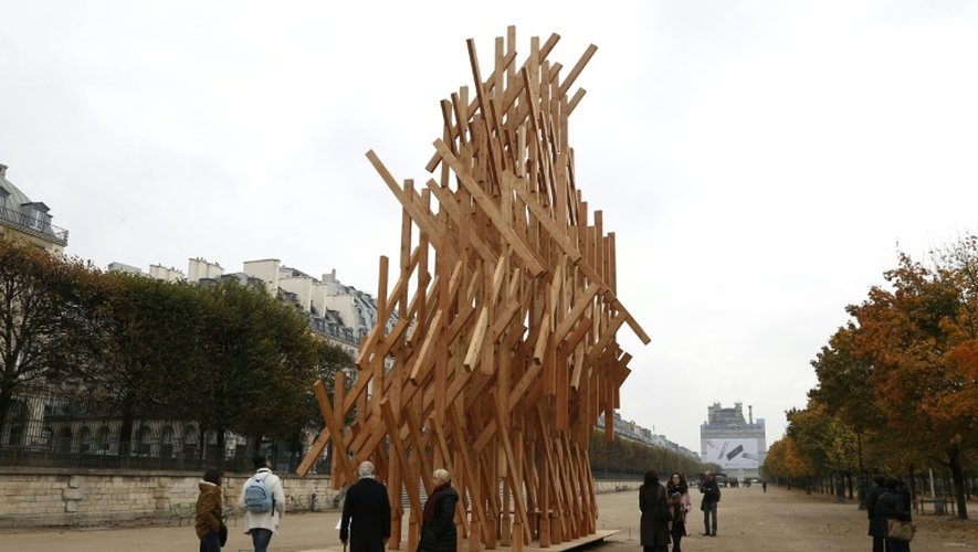 Une scupture de l'artiste japonais Kengo Kuma aux Tuileries pour "La FIAC hors les murs" à Paris le 20 octobre 2015