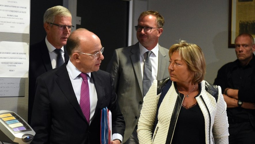 Le ministre de l'Intérieur Bernard Cazeneuve et la maire de Calais Natacha Bouchart, le 2 septembre 2016 à Calais