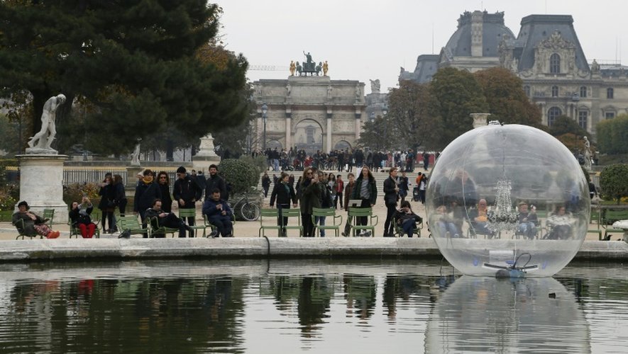 Une scupture de l'artiste Vivien Roubaud aux Tuileries, le 20 octobre 2015, à Paris, lors de la FIAC "Hors les murs"