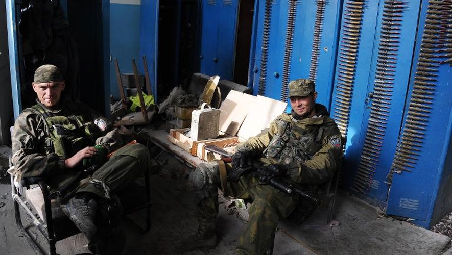 Des séparatistes prorusses se reposent à l'aéroport de Donetsk, dans l'est de l'Ukraine, le 16 octobre 2014, objet d'une lutte acharnée entre les deux camps
