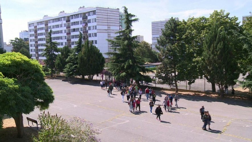 Rentrée scolaire au collège Paul-Eluard, établissement imposant de 630 élèves au coeur du quartier défavorisé de La Dame Blanche, à Garges-lès-Gonesse (Val-d'Oise), le 1er septembre 2016