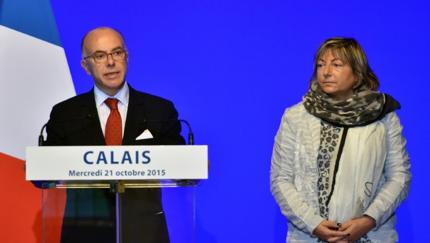 Bernard Cazeneuve et la maire de Calais Natacha Bouchart à Calais, le 21 octobre 2015