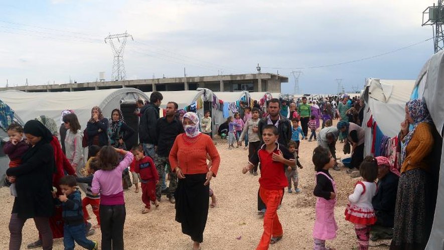 Des réfugiés kurdes syriens qui ont fui les combats à Kobané, dans un camp à Suruc, le 16 octobre 2014 à la frontière syro-turque