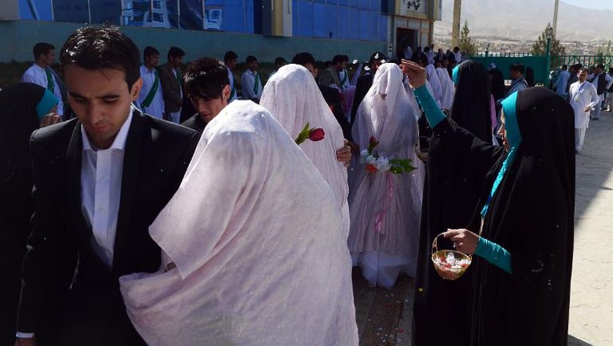 Des couples à leur arrivée à un  mariage collectif célébré le 10 octobre 2014 dans la banlieue de Kaboul