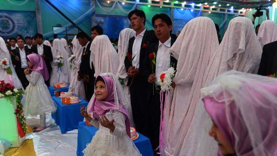Des couples lors d'un mariage collectif célébré le 10 octobre 2014 dans la banlieue de Kaboul