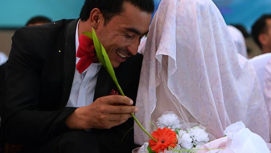 Un couples lors d'un  mariage collectif célébré le 10 octobre 2014 dans la banlieue de Kaboul
