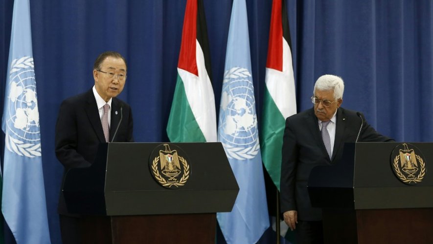 Le secrétaire général de l'ONU Ban Ki-moon (g) et le président de l'Autorité palestinienne Mahmoud Abbas, tiennent une conférence de presse à Ramallah, le 21 octobre 2015