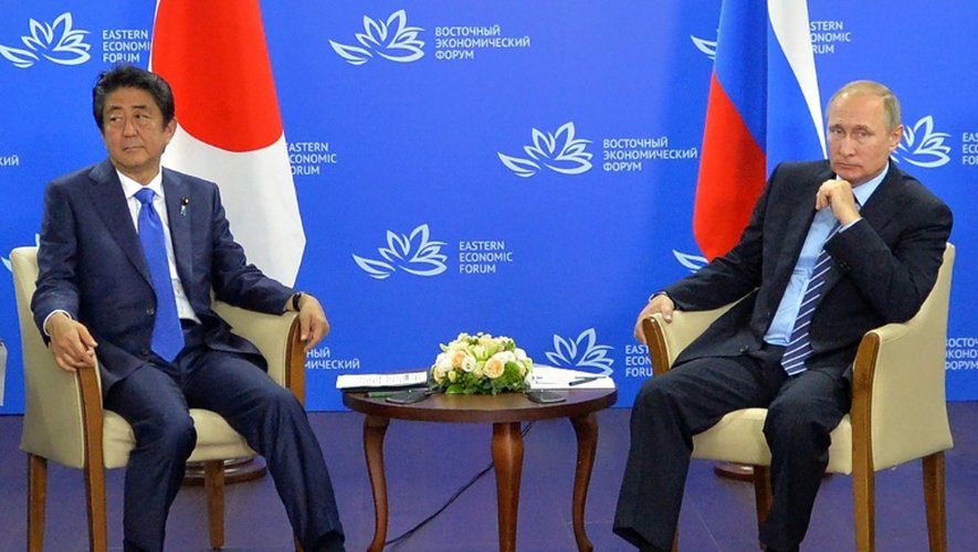 Le président russe Vladimir Poutine (d) rencontre le Premier ministre japonais Shinzo Abe à Vladivostok, en Extrême-Orient russe, le 2 septembre 2016