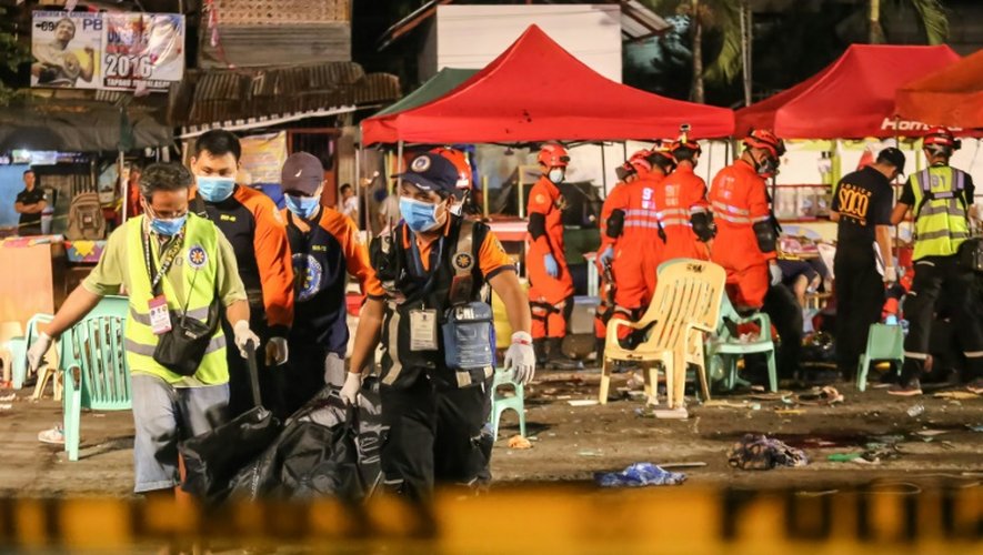 Des secouristes sur les lieux de l'attentat à Davao, aux Philippines, le 3 septembre 2016