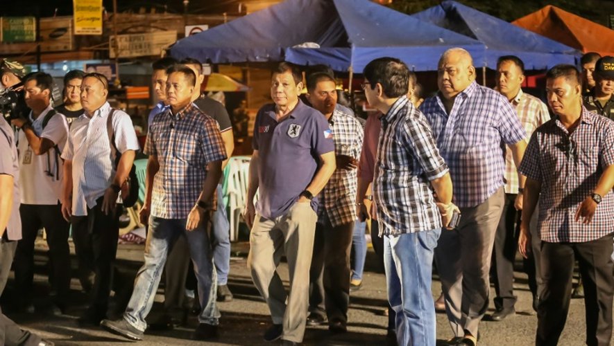 Le président philippin Rodrigo Duterte arrive sur les lieux de l'attentat à Davao, dans le sud des Philippines, le 3 septembre 2016