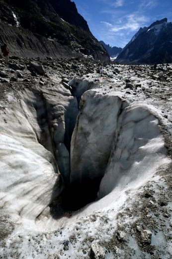 Une crevasse sur le glacier la Mer de Glace dans les Alpes françaises, le 2 septembre 2016