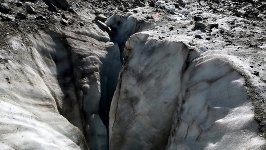 Une crevasse sur le glacier la Mer de Glace dans les Alpes françaises, le 2 septembre 2016