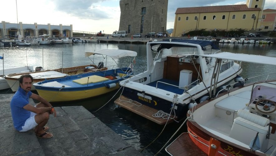 Stefano Pisani, maire d'Acciaroli, dans le sud de l'Italie pose dans ce port de pêche dans le sud de l'Italie, le 23 août 2016