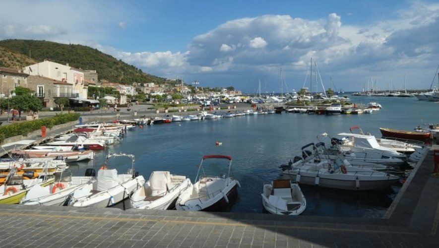 Vue sur le port d'Acciaroli, connu pour la longévité exceptionnelle de ses habitants, dans le sud de l'Italie, le 23 août 2016
