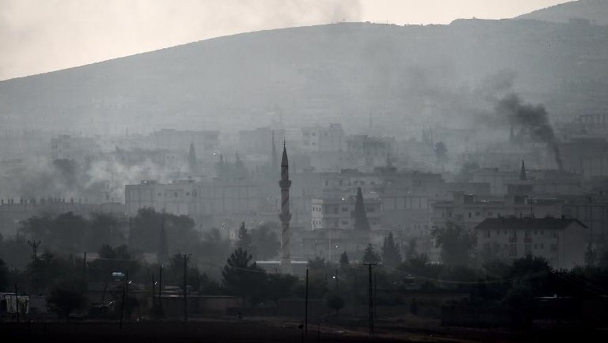 De la fumée au-dessus de la ville de Kobané, où les forces kurdes combattent les jihadistes de l'EI, le 17 octobre 2014 à Mursitpinar, à la frontière syro-turque