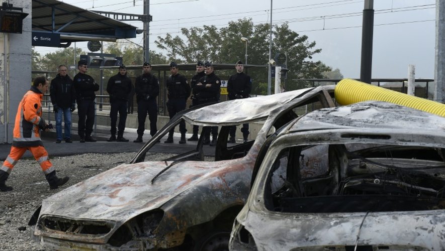 Des carcasses de voitures brûlées à Moirans le 21 octobre 2015