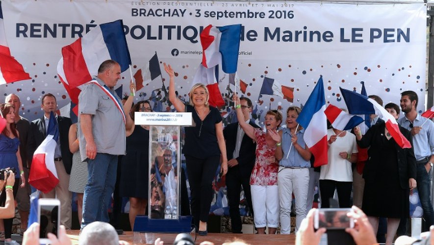 Marine Le Pen (c) et le maire de Brachay Gérard Marchand (g), le 3 septembre 2016 à Brachay en Haute-Marne