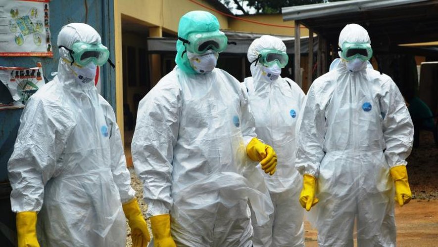 Des travailleurs de santé en combinaison de protection en Guinée, le 14 septembre 2014