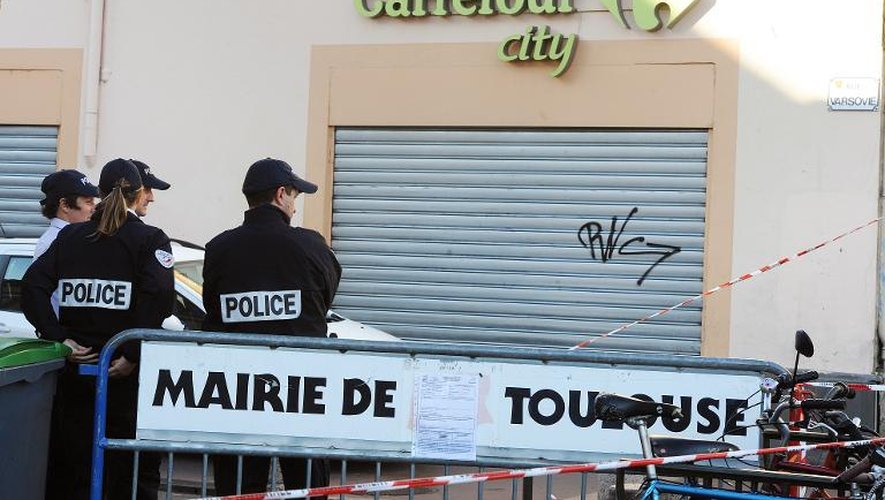 La police devant la supérette du centre de Toulouse où un braqueur a été tué par un policier, le 17 octobre 2014