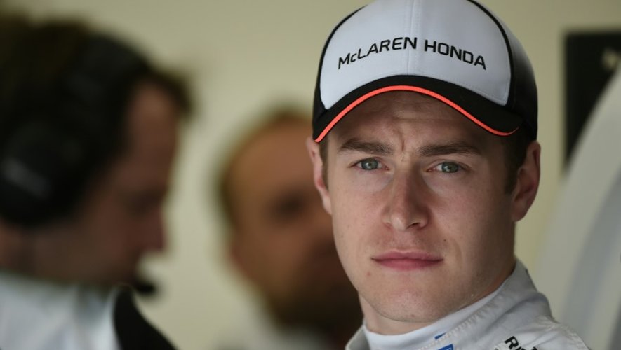 Le pilote McLaren Honda Stoffel Vandoorne, le 1er avril 2016, avant une séance d'essai sur le circuit Sakhir à Bahrain