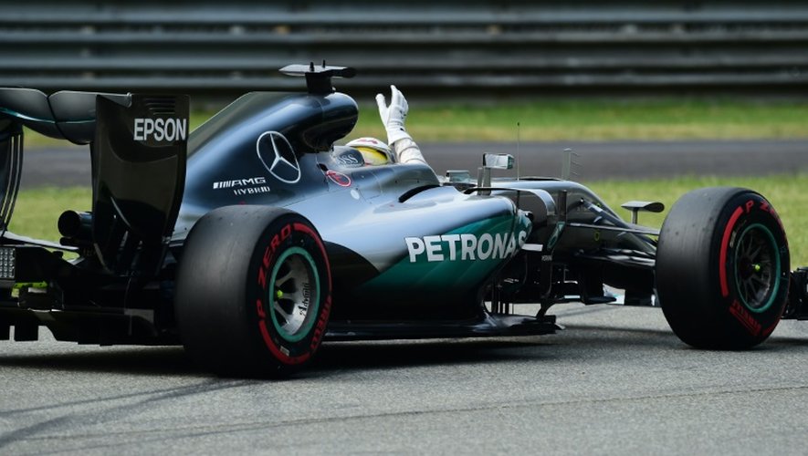 Le Britannique Lewis Hamilton (Mercedes) après avoir obtenu la pole position pour le GP d'Italie, le 3 septembre 2016 à Monza