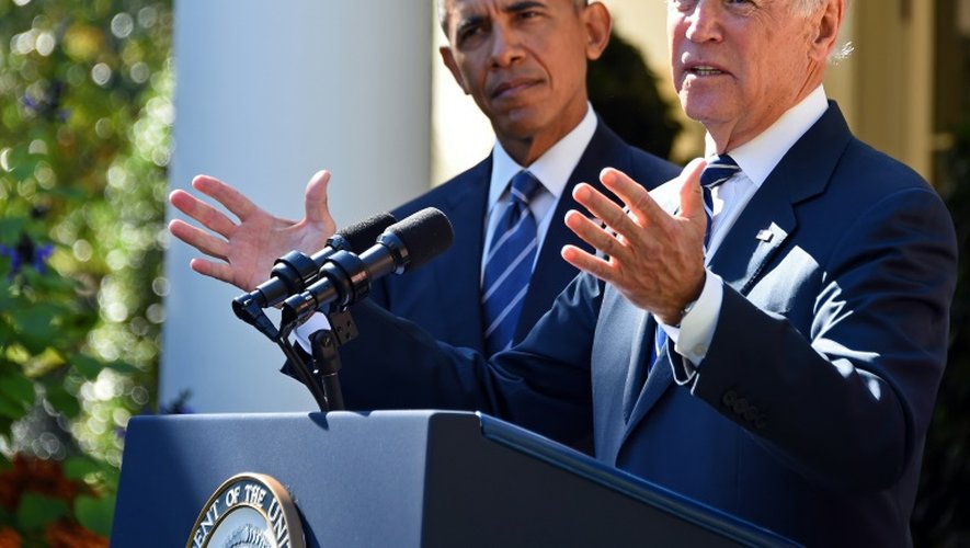 Le vice-président américain Joe Biden (d) avec le président Barack Obama, à Washington le 21 octobre 2015